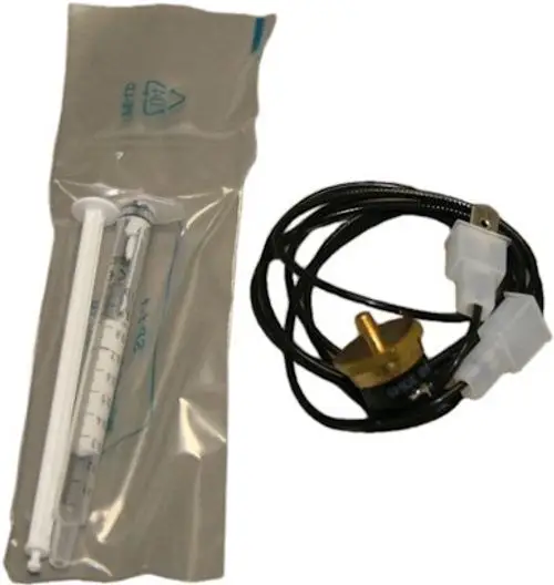 Bosch Temperaturbegrenzer, bestehend aus zwei Spritzen in Verpackung und einem Kabel mit Anschlüssen, auf neutralem Hintergrund abgebildet.